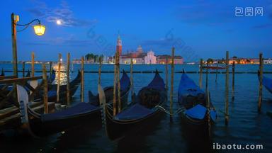 威尼斯狭长小船意大利运河